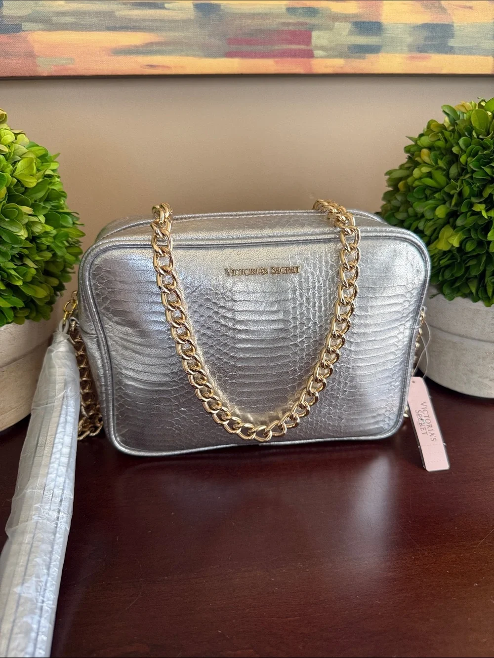 VICTORIA's SECRET 🩶SILVER METALLIC WITH GOLD-TONE CHAIN🩶 CROSSBODY BAG 🌟NWT🌟